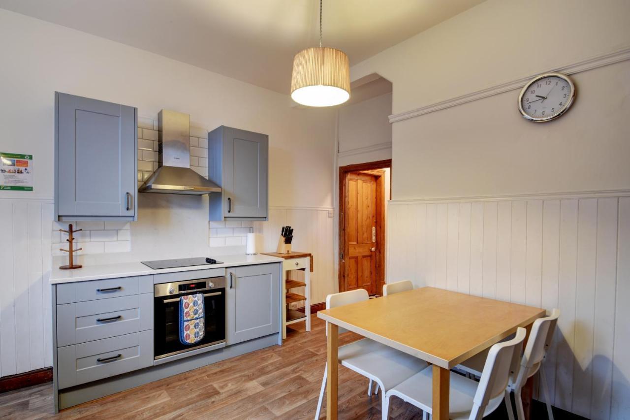 Spacious Victorian Townhouse Near Hcc With Off Street Parking Гаррогейт Екстер'єр фото