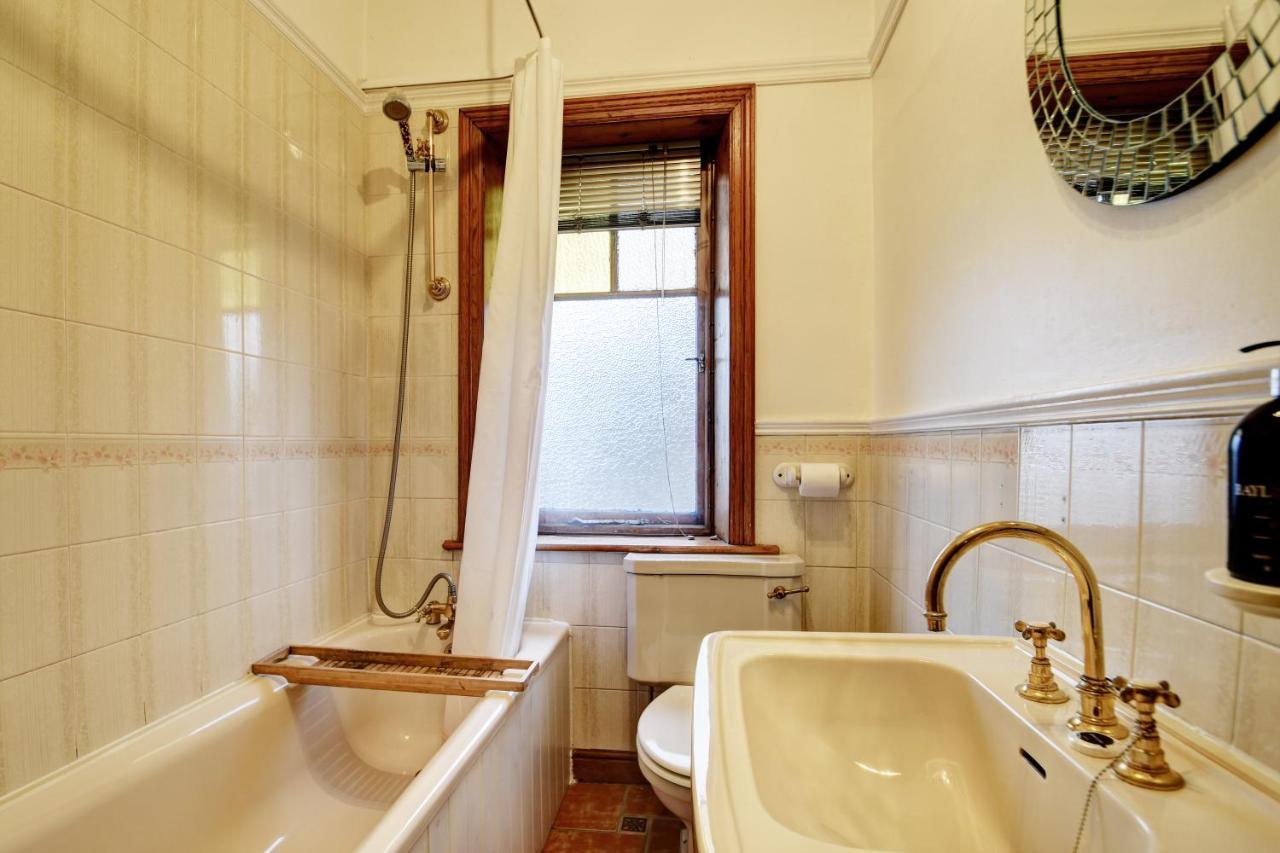 Spacious Victorian Townhouse Near Hcc With Off Street Parking Гаррогейт Екстер'єр фото