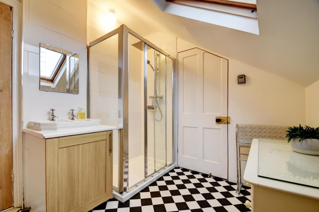 Spacious Victorian Townhouse Near Hcc With Off Street Parking Гаррогейт Екстер'єр фото